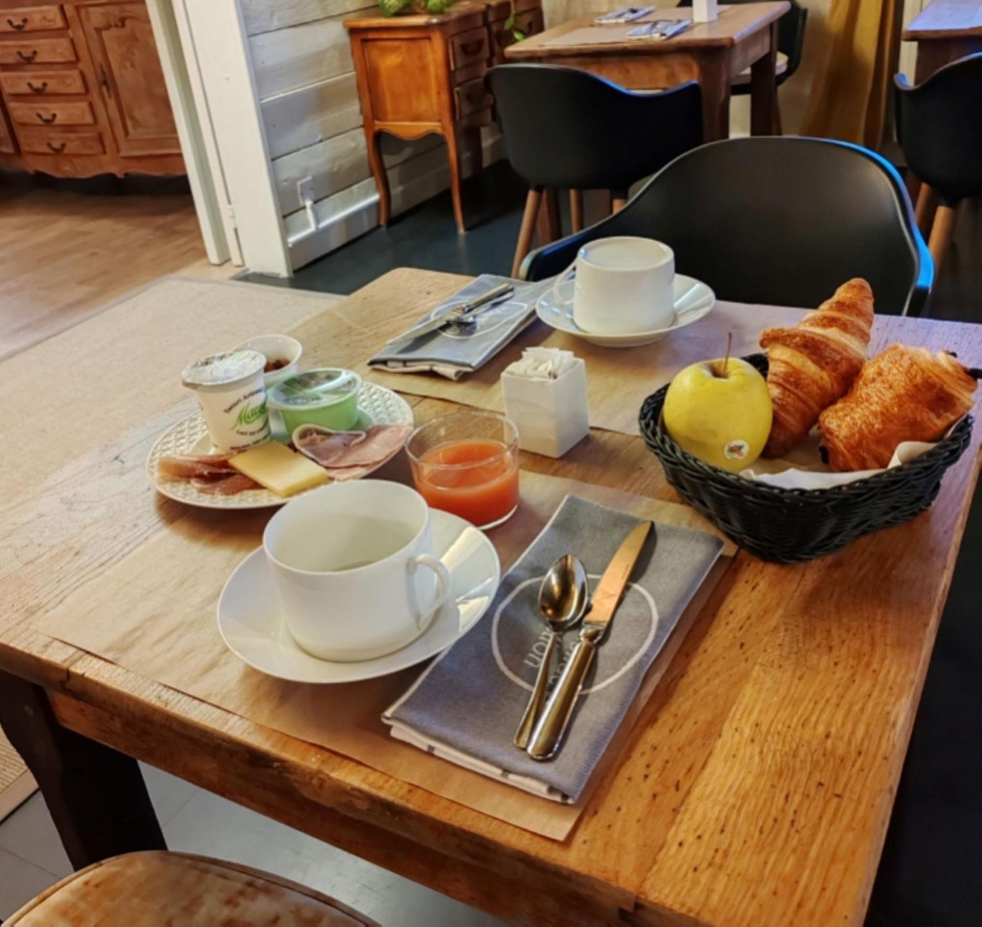 Logis Hotel - Restaurant Le Relais De Comodoliac Saint-Junien Ngoại thất bức ảnh